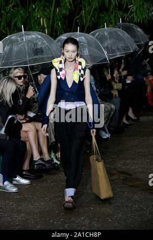 Paris, Frankreich. 25 Sep, 2019. Ein model präsentiert eine Kreation aus dem Lanvin Frühjahr/Sommer 2020 für Frauen ready-to-wear Kollektion während der Modewoche in Paris Paris, Frankreich, Sept. 25, 2019. Credit: Piero Biasion/Xinhua Quelle: Xinhua/Alamy leben Nachrichten Stockfoto