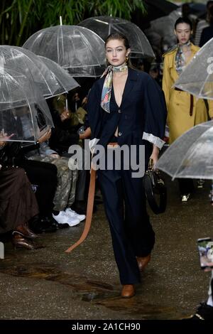 Paris, Frankreich. 25 Sep, 2019. Ein model präsentiert eine Kreation aus dem Lanvin Frühjahr/Sommer 2020 für Frauen ready-to-wear Kollektion während der Modewoche in Paris Paris, Frankreich, Sept. 25, 2019. Credit: Piero Biasion/Xinhua Quelle: Xinhua/Alamy leben Nachrichten Stockfoto