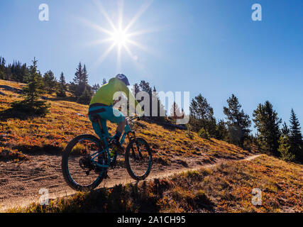 Mountainbiker auf der berühmten Monarch Crest Trail, entlang der Kontinentalen in Colorado Teilen, reiten in eine Spendenaktion für das Bündnis gegen Häusliche Stockfoto