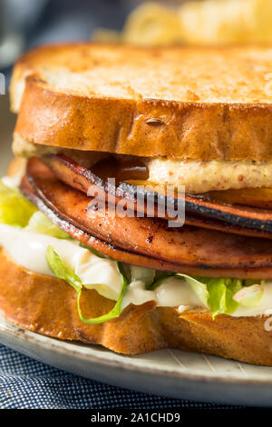 Hausgemachte Fried Bologna Sandwich mit Käse und Salat Stockfoto