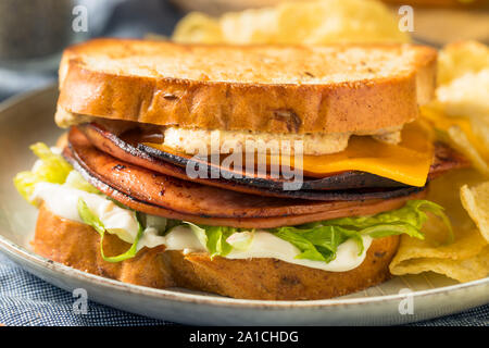 Hausgemachte Fried Bologna Sandwich mit Käse und Salat Stockfoto