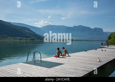 Der Kalterer See (italienisch Lago di Caldaro) ist ein Siehe im Überetsch in Südtirol (Italien). Der Siehe ist 1,8 km lang, 0,9 km breit und der tiefste Stockfoto