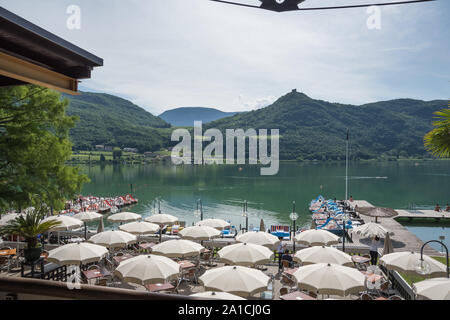 Der Kalterer See (italienisch Lago di Caldaro) ist ein Siehe im Überetsch in Südtirol (Italien). Der Siehe ist 1,8 km lang, 0,9 km breit und der tiefste Stockfoto