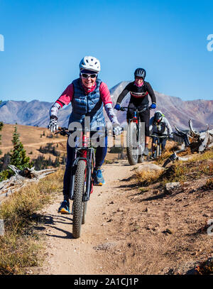 Mountainbiker auf der berühmten Monarch Crest Trail, entlang der Kontinentalen in Colorado Teilen, reiten in eine Spendenaktion für das Bündnis gegen Häusliche Stockfoto