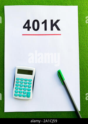 Papier mit 401k Plan auf grünem Hintergrund Stockfoto