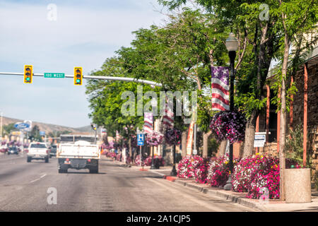 Vernal, USA - Juli 23, 2019: Utah Stadt Straße in der Stadt in der Nähe von Dinosaur National Monument im Sommer mit Blumen Dekorationen und die amerikanische Flagge Fahnen auf r Stockfoto