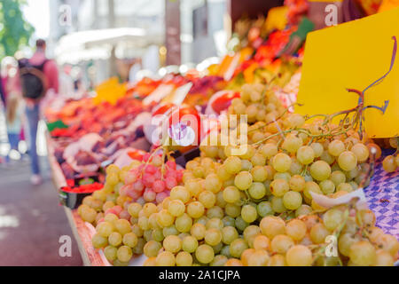 Im freien Nahaufnahme der Trauben verkaufen im Regal vor der Abschaltdruck außerhalb Lebensmittelgeschäft neben Flur der Open-Air-Markt. Stockfoto