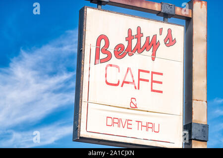 Vernal, USA - Juli 23, 2019: Utah Stadt historische Stadt mit Nahaufnahme des Vintage Retro Betty's Café Zeichen Stockfoto