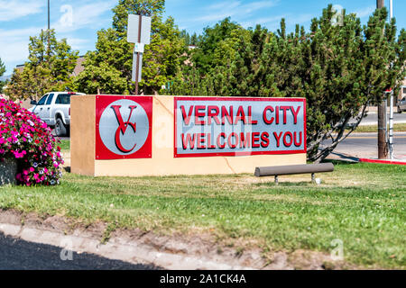 Vernal, USA - Juli 23, 2019: Utah Stadt historische Stadt mit Herzlich Willkommen Schild an der Straße closeup mit Symbol logo Stockfoto