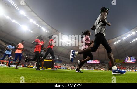 Doha, Katar. 25 Sep, 2019. Athleten Aufwärmen bei einem Training im Khalifa International Stadium vor dem 17. IAAF Leichtathletik WM 2019 in Doha Doha, Hauptstadt von Katar, Sept. 25, 2019. Credit: Nikku/Xinhua Stockfoto