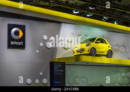 FRANKFURT, Deutschland - September 2019: gelb SMART EQ FORTWO kleine Elektroautos von MERCEDES-BENZ, Iaa Auto Ausstellung. Stockfoto