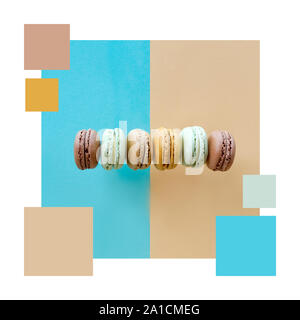 Farbanpassung ergänzende Palette von Flach Bild der Macarons, flach auf Split Hellblau und Beige Papier Hintergrund legen Stockfoto