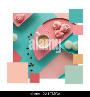 Farbanpassung ergänzende Palette von geometrischen Bild mit Kaffee, Marshmallows und macarons auf Split Papier Hintergrund in Minze, Pfirsich und Rosa col Stockfoto