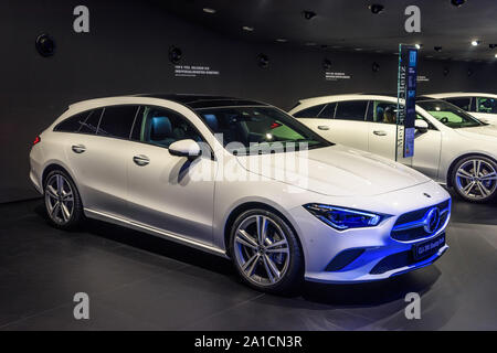 FRANKFURT, Deutschland - September 2019: Weiße MERCEDES-BENZ CLA 200 SHOOTING BRAKE Estate Wagon Kombi, IAA International Motor Show Auto Ausstellung. Stockfoto