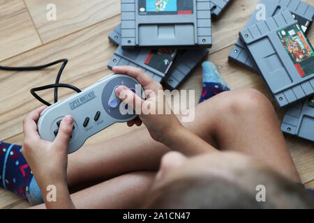 Ein kleines Kind, das Original Super Nintendo Stockfoto