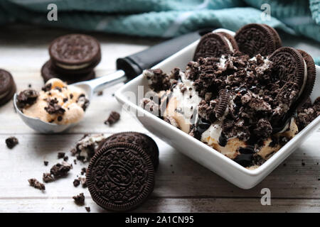 Süße nachspeise Eis und Cookies Stockfoto