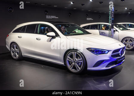 FRANKFURT, Deutschland - September 2019: Weiße MERCEDES-BENZ CLA 200 SHOOTING BRAKE Estate Wagon Kombi, IAA International Motor Show Auto Ausstellung. Stockfoto