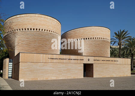 TEL AVIV - Januar 2017: Die großen Campus der Universität Tel Aviv enthält Beispiele von Bold, moderne Architektur, wie diese ungewöhnliche Schule, da se Stockfoto