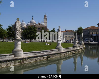 Der Prato della Valle (Pra de la Vale auf Venetisch) ist ein Platz in Padua. Er ist mit rund 90.000 Quadratmetern der größte Platz der Stadt und einer Stockfoto