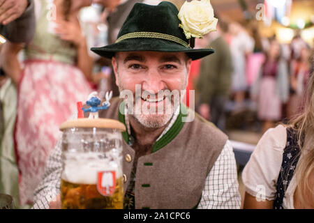 München, Deutschland. 24 Sep, 2019. Armin Jumel, regelmäßig auf Wiesn, schaut in die Kamera im Schottenhammel Zelt auf dem Oktoberfest. Für die letzten 29 Jahre, Jumel hat fast jeder Wiesn Tag am Tisch seinen Stammtisch im Schottenhammel verbracht. Das größte Volksfest der Welt dauert bis zum 6. Oktober. Credit: Matthias Balk/dpa/Alamy leben Nachrichten Stockfoto