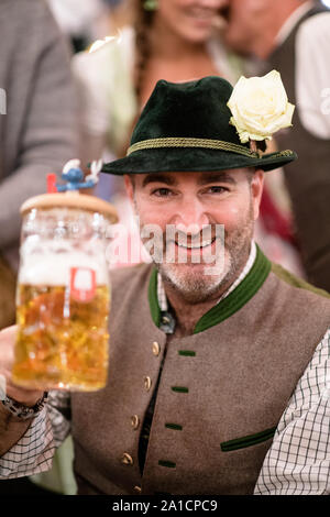 München, Deutschland. 24 Sep, 2019. Armin Jumel, regelmäßig auf Wiesn, schaut in die Kamera im Schottenhammel Zelt auf dem Oktoberfest. Für die letzten 29 Jahre, Jumel hat fast jeder Wiesn Tag am Tisch seinen Stammtisch im Schottenhammel verbracht. Das größte Volksfest der Welt dauert bis zum 6. Oktober. Credit: Matthias Balk/dpa/Alamy leben Nachrichten Stockfoto