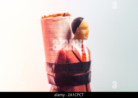 Man Figur zu einer Zigarette als anti rauchen Konzept gebunden Stockfoto