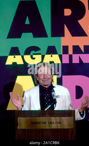 Washington DC, USA, 6. April 1990 Robert Rauschenberg Erläuterungen am Geldbeschaffer Nutzen liefert für Amfar im Sheraton Carlton Hotel Credit: Mark Reinstein/MediaPunch Stockfoto