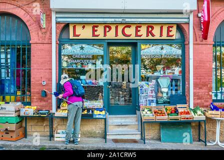 Ein Shop in Gigondas, Frankreich mit einem großen Overhead Zeichen Bedeutung Lebensmittelgeschäft, das Fenster wirbt, dass es verkauft Obst und Gemüse, Käse, Gebäck. Stockfoto