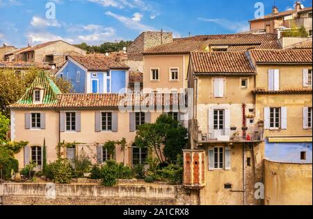 Blick auf die Straße von einem malerischen Wohnviertel im unteren Stadtteil von Vaison-La-Romaine in der Provence, Frankreich. Stockfoto