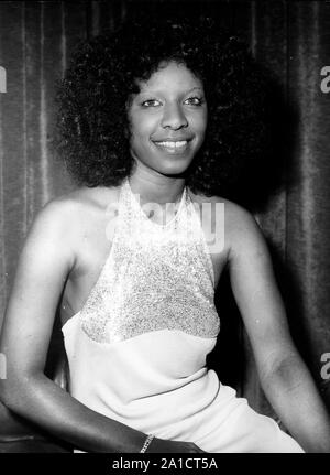 Oktober 24, 1974 - London, England, Vereinigtes Königreich - Natalie Cole backstage vor einem Konzert Förderung ihr Album 'Unzertrennlich'. (Bild: © Keystone Presse Agentur/Keystone USA über ZUMAPRESS.com) Stockfoto