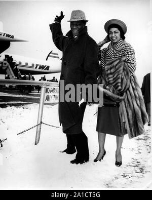 Jan 8, 1960 - New York, New York, USA - Sänger Nat "King" Cole Wellen mit seiner Frau Maria nach Ihrer Ankunft an Bord eines TWA Super 'G' Konstellation von der Westküste. Cole ist in New York ein Nachtclub engagement Donnerstag starten nach den Ferien zu Hause mit seiner Familie. Genaue Jahr unbekannt. (Bild: © Keystone Presse Agentur/Keystone USA über ZUMAPRESS.com) Stockfoto