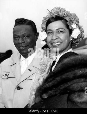 Mai 12, 1960 - London, England, Vereinigtes Königreich - Nat King Cole und Frau Maria COLE tragen eine Blume Kopfschmuck kam es London Airport heute. Cole wird Richtfest der V. Parnell Sonntag Nacht im London Palladium am 15. Mai und wird auch in der Königlichen Vielfalt Leistung werden am 16. Mai. (Bild: © Keystone Presse Agentur/Keystone USA über ZUMAPRESS.com) Stockfoto