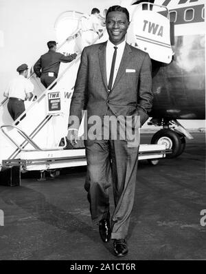 September 28, 1959 - New York, New York, USA - Populäre entertainer Nat "King" Cole geht weg Jetliner des TWA aus Los Angeles NY International Airport. Cole ist in der Stadt für die ''Pat Boone-Chevy Showroom ''taping am Donnerstag und am Freitag für eine singende Engagement an der Cuez Paree in Chicago verlassen. (Bild: © Keystone Presse Agentur/Keystone USA über ZUMAPRESS.com) Stockfoto