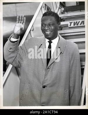 Mai 1957 - New York, New York, USA - Sänger Nat King Cole am Idlewild Airport heute Morgen kommt auf eine TWA Botschafter Flug von Los Angeles. Cole ist in der Stadt für die Premiere von "China Gate", "der Film, in dem er sein Debüt macht. (Bild: © Keystone Bilder USA/ZUMAPRESS.com) Stockfoto