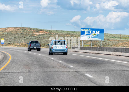 Evanston, USA - 25. Juli 2019: Grenzstadt an der Wyoming auf der Interstate 80 Autobahn mit Autos von Willkommen in Utah Zeichen Stockfoto