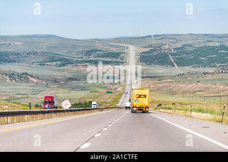 Evanston, USA - 25. Juli 2019: Grenze zwischen Wyoming und Montana auf der Interstate 80 Autobahn mit Lkw, Pkw und Wind Mill Farm Stockfoto