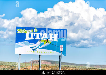 Evanston, USA - 25. Juli 2019: Grenzstadt an der Wyoming auf der Interstate 80 Autobahn mit Nahaufnahme des Willkommen in Utah mit Ski Bild Stockfoto
