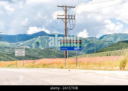 Wanship, USA - 25. Juli 2019: Park City Bereich auf der Interstate Highway 80 oder 189 mit Schildern für Ice Arena und Bergblick Stockfoto