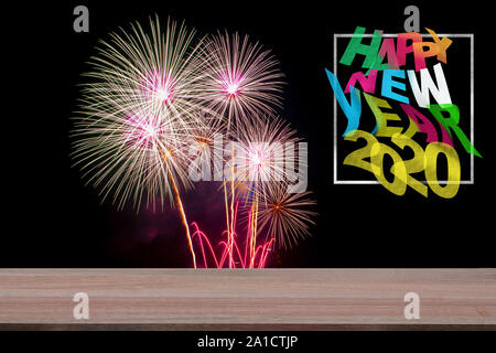 Frohes Neues Jahr Feier Text mit festlichen Feuerwerk in den Nachthimmel Stockfoto
