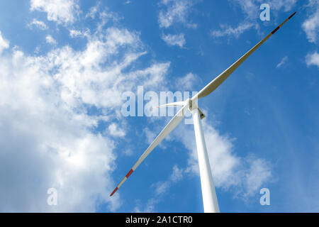 Windenergieanlage farm Power Generator in der wunderschönen Natur Landschaft für die Produktion von erneuerbarer Energie ist freundlich zur Umwelt. Stockfoto