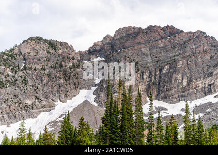 Albion Basin, Utah Blick auf grüne Pinien auf Sommer Trail 2019 in Wasatch Mountains mit Rocky snowy Devil's Castle Mountain Stockfoto