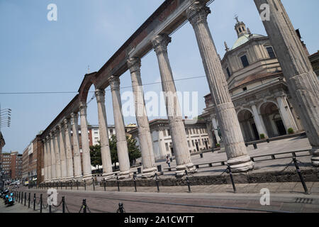 Die Kolonnade von San Lorenzo gilt heute als eines der wenigen Zeugnisse für das sogenannte antiken Mediolanum 5/6 der römischen Zeit. Ähnliche Ba Stockfoto