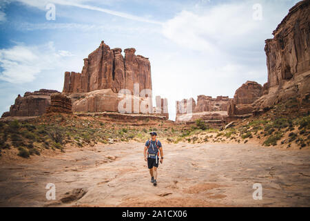 Mitte alter Mann ist Wandern unter den roten Felsen von Arches National Park Stockfoto