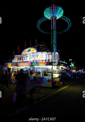 Konzessionsstand und Vergnügungsfahrt in der Nacht, Utah State Fair, Salt Lake City, Utah Stockfoto