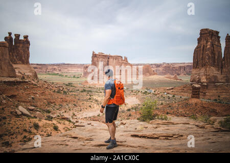 Mitte alter Mann ist Wandern unter den roten Felsen von Arches National Park Stockfoto