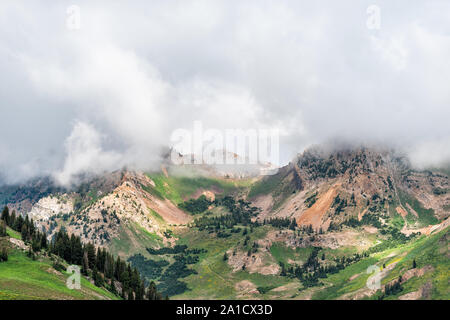 Albion Basin, Utah Sommermorgen in 2019 an stürmischen Tag mit Wolken und Nebel Nebel über bedeckt, felsigen Wasatch Mountains Stockfoto