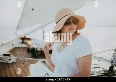 Mitte der gealterte Frau tragen Sonnenhut im Segel yacht Stockfoto
