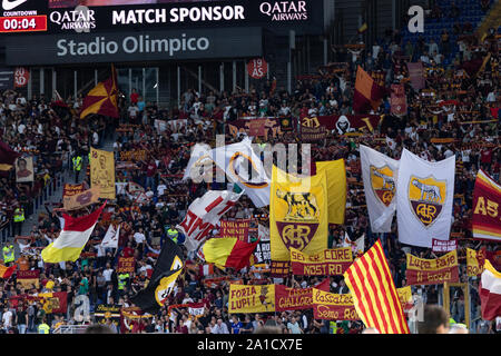 Rom, Italien. 25 Sep, 2019. Flaggen der Süden Kurve fliegen während der Serie ein Match zwischen AS Roma und Atalanta im Olympiastadion. (Endstand: 0:2 Atalanta) Credit: SOPA Images Limited/Alamy leben Nachrichten Stockfoto