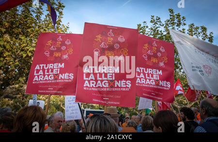 Barcelona, Spanien. 25 Sep, 2019. Plakate gegen die Aragonés Gesetz während des Protestes. Öffentliche Arbeitnehmer haben vor dem Parlament von Katalonien gegen Aragonés Gesetz gezeigt (Gesetz über Verträge über Dienstleistungen für Menschen). Dieses neue Gesetz verlässt die Türen zu den Privatisierungen der öffentlichen Dienste zu öffnen. Credit: SOPA Images Limited/Alamy leben Nachrichten Stockfoto