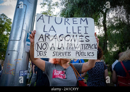 Barcelona, Spanien. 25 Sep, 2019. Eine Demonstrantin hält ein Plakat während der Demonstration. öffentlichen Arbeitnehmer vor dem Parlament von Katalonien gezeigt haben gegen Aragonés (Gesetz über Verträge über Dienstleistungen für Menschen). Dieses neue Gesetz verlässt die Türen zu den Privatisierungen der öffentlichen Dienste zu öffnen. Credit: SOPA Images Limited/Alamy leben Nachrichten Stockfoto